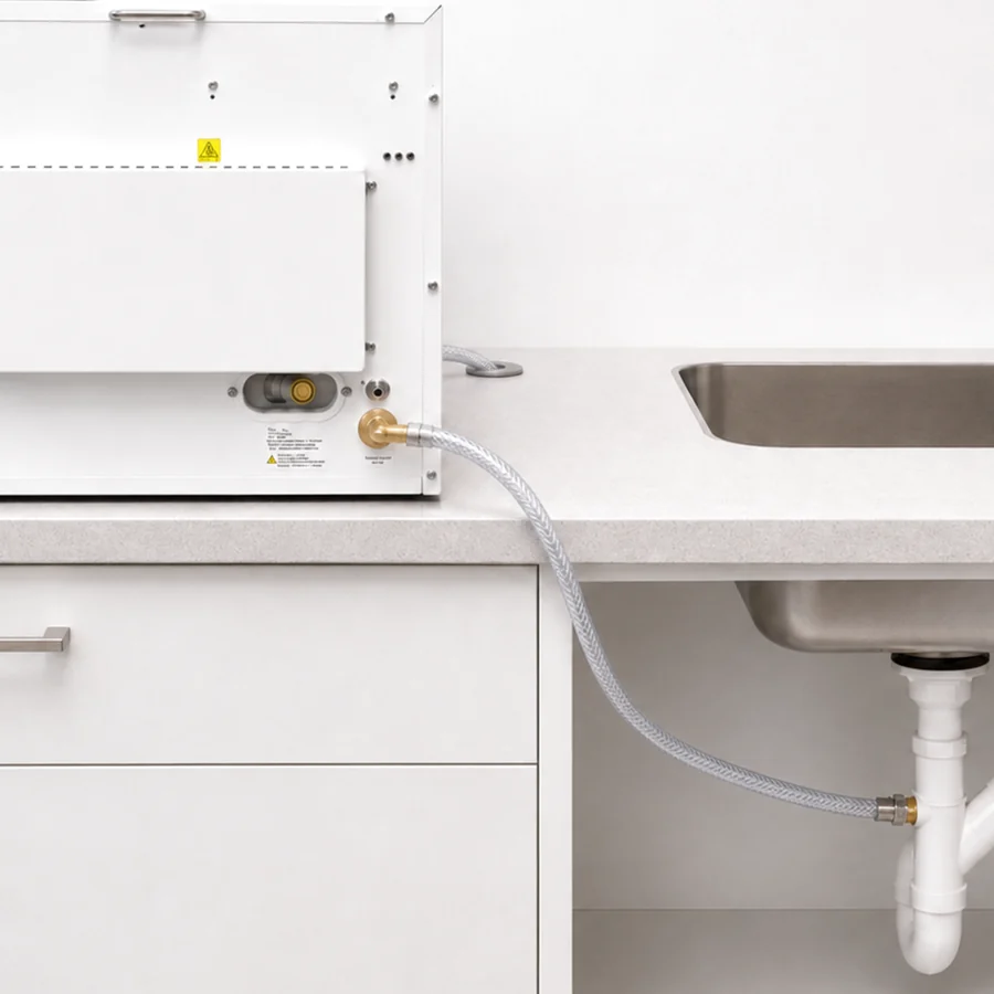 Autoklav mit Festwasseranschluss: Abwasserschlauch von der Ger&auml;terueckseite zum Siphon
